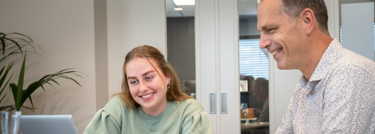 Een jonge vrouw krijgt financieel advies