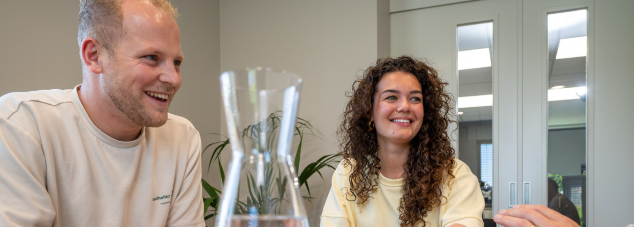 Een jong stel krijgt financieel advies