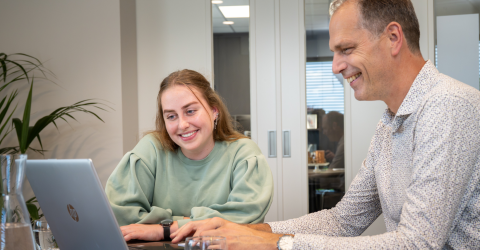 Een jonge vrouw krijgt financieel advies