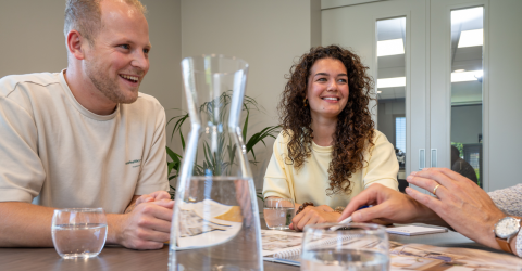 Een jong stel krijgt financieel advies